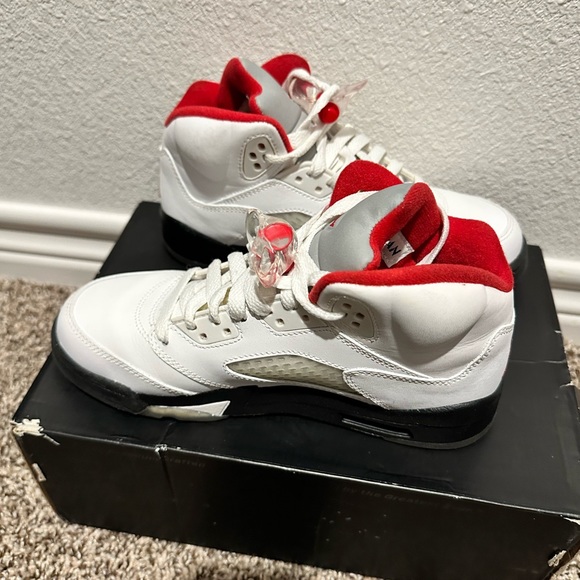 Air Jordan Retro 5 (Fire Red) - Picture 9 of 12